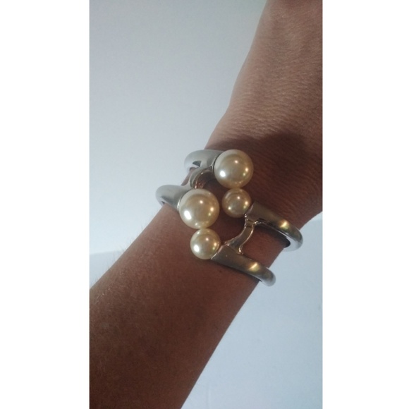 Jewelry - 🌹🌹Matte 18k Silver Plated Hinged Pearl Bangle